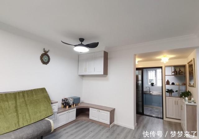 卡座|看她家极简装修，全屋舍弃吊顶，电视墙不做造型，还没家具很漂亮
