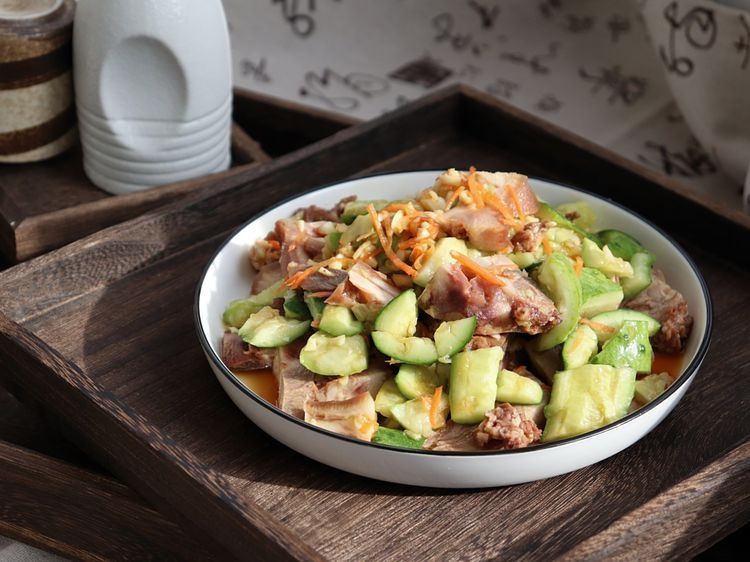 下饭又下酒的黄瓜拌猪头肉，简单拌一拌就上桌，清脆爽口真好吃