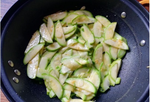 家常下饭小炒,成本不过2元,十分钟就可以做好,比吃肉还下饭