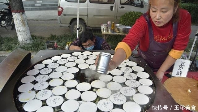 农村|农村夫妇庙会上卖这种饼,十块钱六个,一天做上千个不够卖