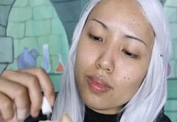 妹子仿妆老奶奶,形象太过逼真,带上帽子时吓坏网友