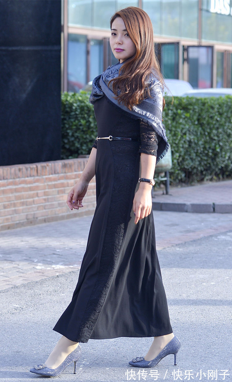 高跟鞋 藏青色拼接连衣裙，穿出了初秋优雅大方的美，透明清新又显气质