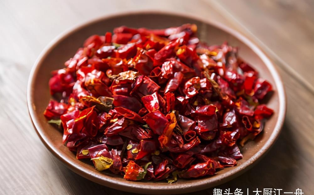 炒土豆丝,什么时候放醋很关键,大厨教你一招,随便炒都爽脆好吃