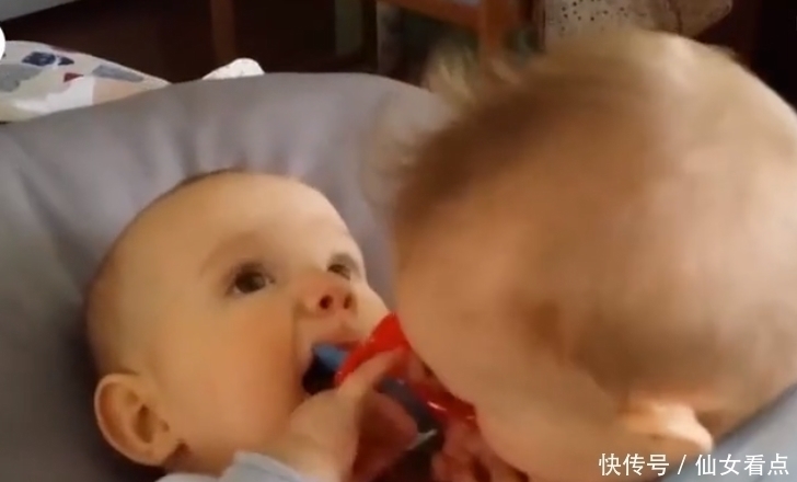 超级可爱|双胞胎兄弟抢玩具，弟弟抢不过哥哥，接下来，爸妈却哭笑不得