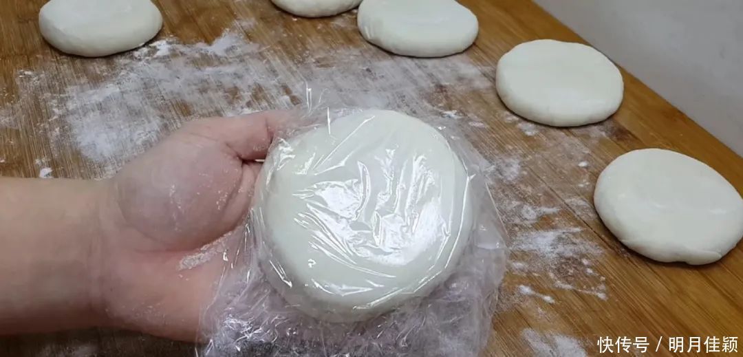 鸡蛋饼这样做太香了,教你懒人做法,鼓泡零失败,吃过就念念不忘