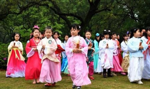 学生嫌现在的校服丑，提议改成汉服可行吗？体育老师第一个反对