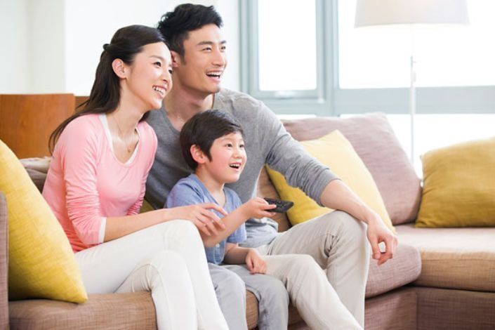 兴趣爱好|一家三口睡觉走红:爸妈装疯卖傻,好一对“戏精”,宝宝一脸茫然