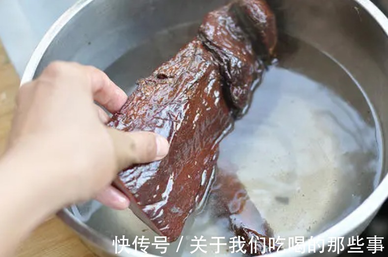 炒腊肉，不能直接切了就炒，想要软嫩鲜香不油腻，关键2步不能少