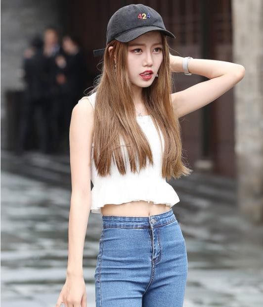 灰色|街拍:灰色露肩T恤+紧身牛仔裤,简单而又时尚