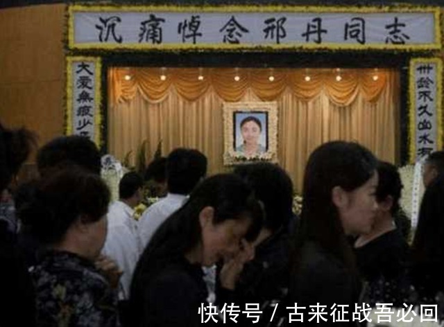 接力棒|2011年丛飞遗孀遗体告别仪式, 5岁女儿默默抹泪,上千名市民送行