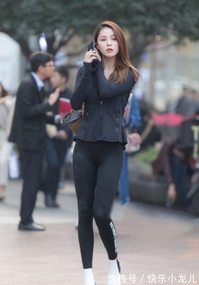 东方女性|美女一身黑色的穿搭,手上拿着手机,感觉有什么心事