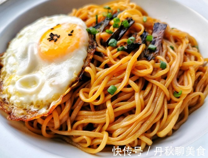 拌面|中午给儿媳妇做了一碗葱油拌面,5分钟就做好,比黄磊做得还好吃
