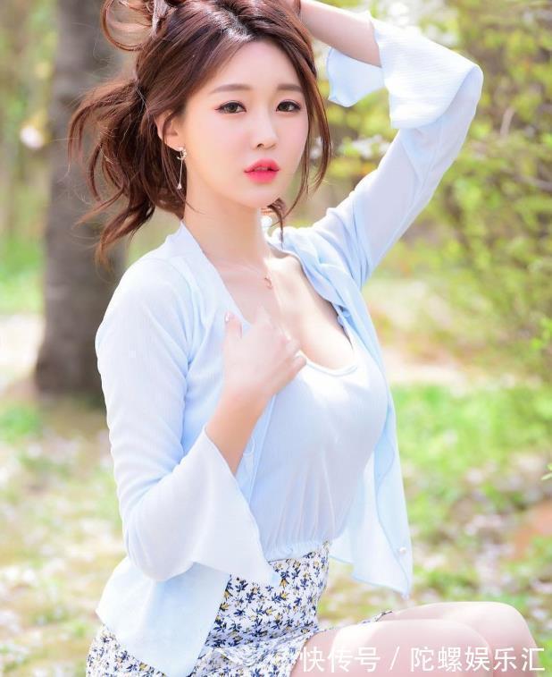 棕色调 蓝色开衫搭配碎花半身裙,做个温柔优雅的小仙女!