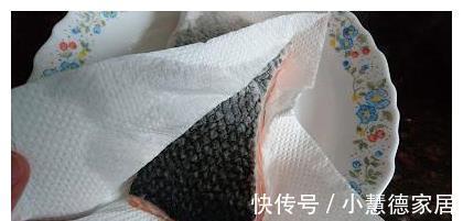 培根|煎鱼时,直接下油锅是不对的,掌握这个技巧,鱼皮不破、鱼肉不散