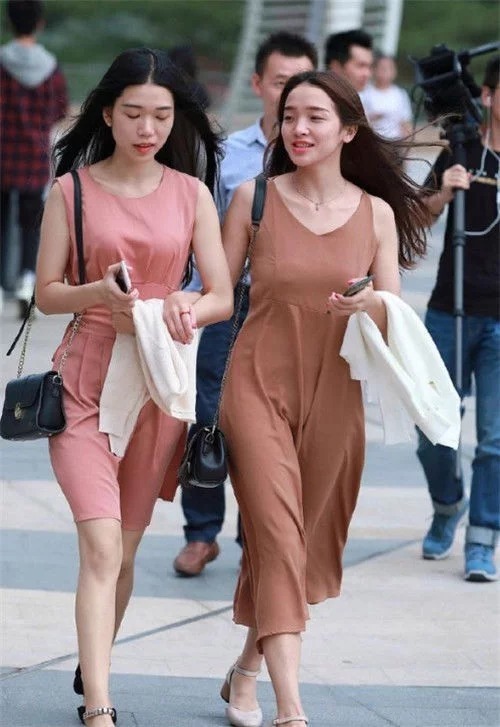 街拍：美女墨绿色的吊带长裙，长发飘飘，妩媚妖娆