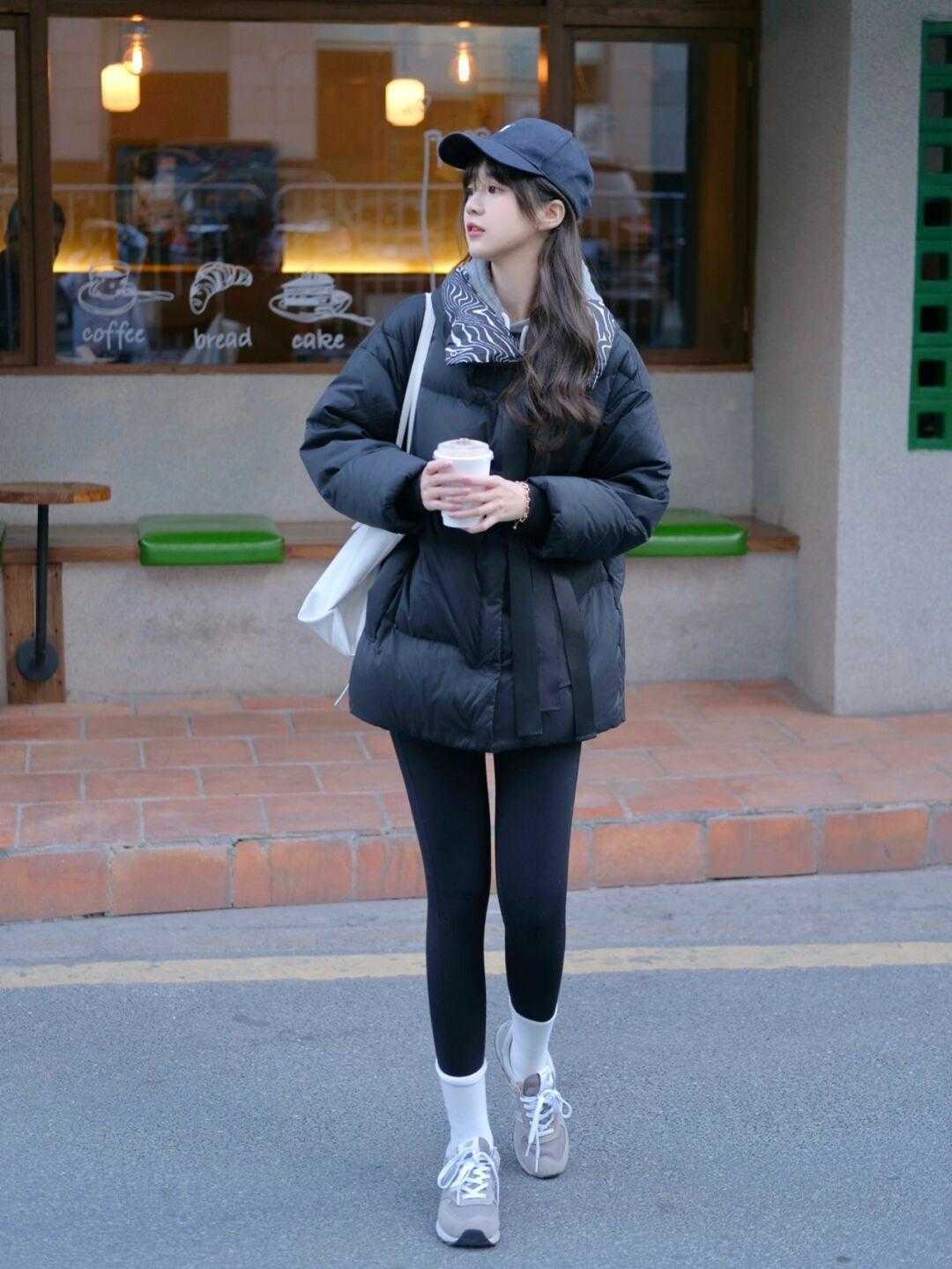 打底裤|过冬的必备羽绒服,黑色羽绒服的n种搭配,气质减龄又显瘦