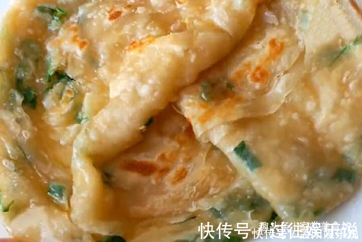 烙饼时,很多人都忽略这一步,难怪大饼不鼓起没层次还很硬