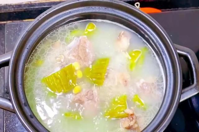 排骨|夏季，经常熬夜要多喝这汤，3样食材简单一煲，汤鲜味美，还下火