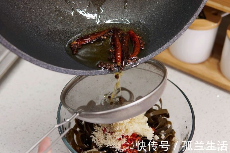 做法|清爽开胃的凉拌海带丝做法,好吃到停不下来,多一步味道就香了