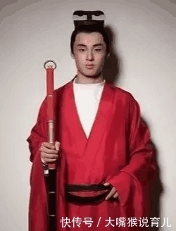 对于霸气修长的汉代长剑, 古人都是怎么佩戴才能让自己更迅速拔出剑?