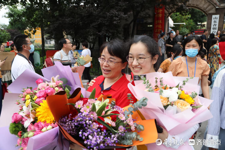 齐鲁壹点|部分考生结束高考，考点前手捧鲜花和老师家长合影