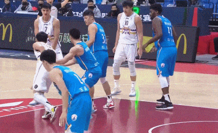 张骋宇|哈斯11分7板!季后赛边缘球队之战青岛轻取北控 张骋宇20+5