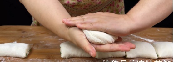 简单的葱油饼做法，当早餐吃很合适，柔软多层喷喷香