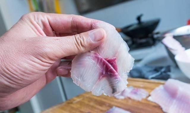 做酸菜鱼时，有人用淀粉，有人用蛋液大厨教你正确做法，太香了