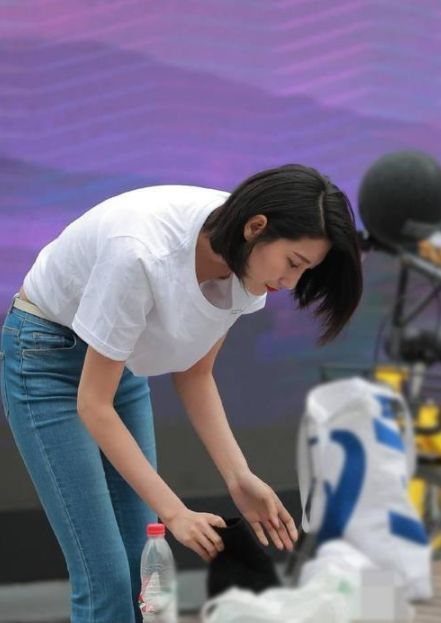 街拍:气质优雅的辣妈,一条迷人的长裙,尽显成熟女人味!