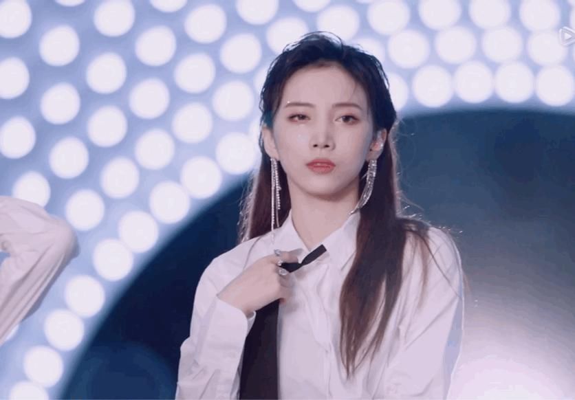 周震南不关注硬糖少女,却关注了淘汰的她,网友真不知道咋想的