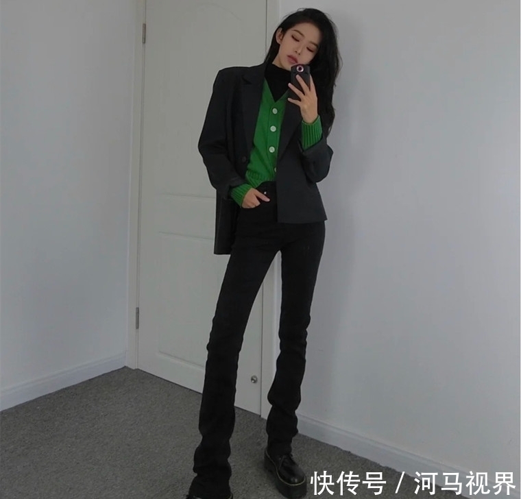 保暖 今年冬季穿毛衣,流行“里面叠一件”,优雅保暖,比单穿时髦多了