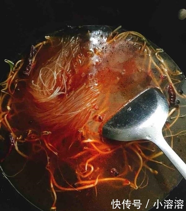 70岁奶奶的“水煮肉片”，麻辣鲜香，爽滑入味，吃1辈子都不腻