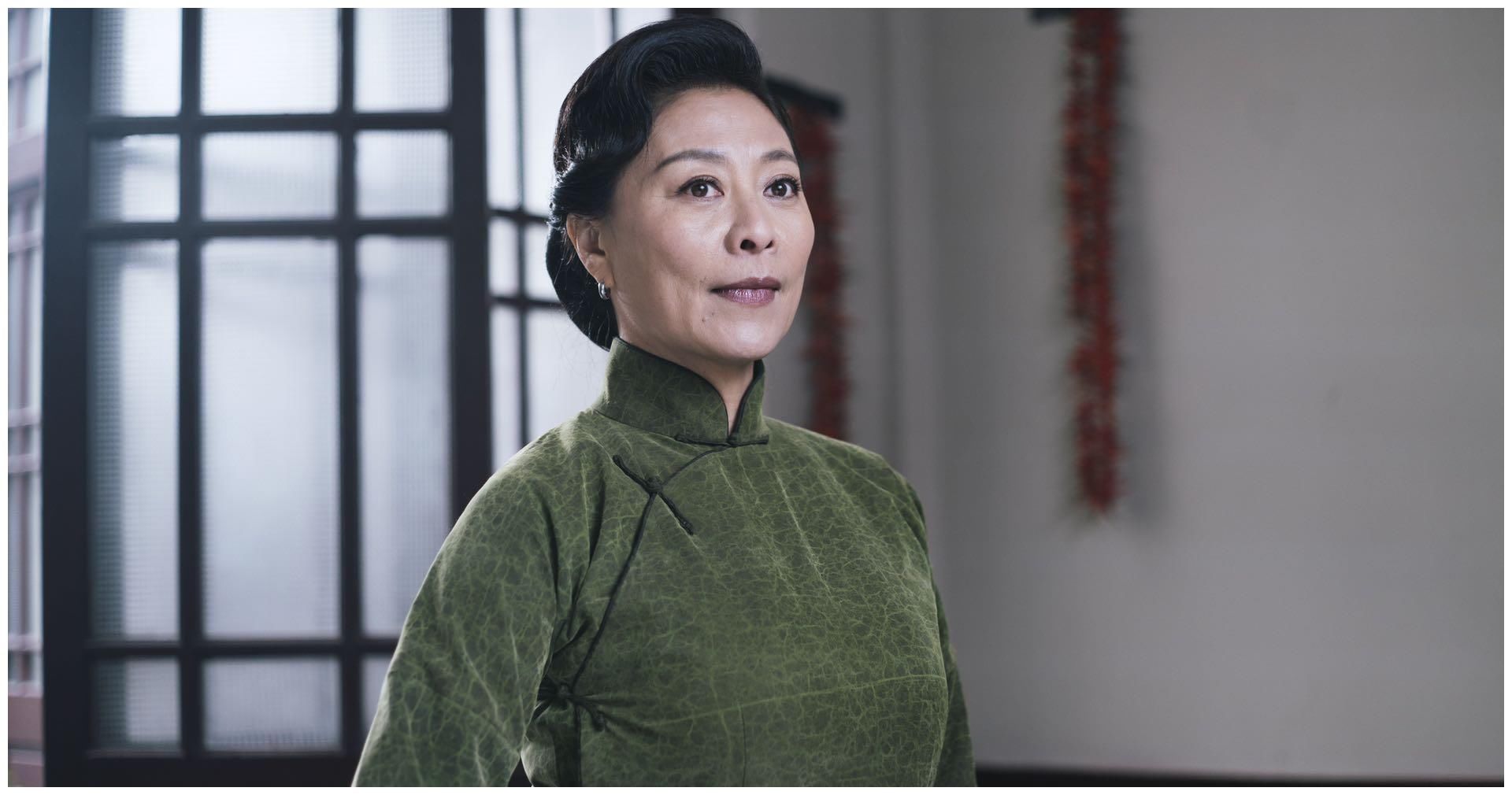 58岁岳红近照曝光,身轻如燕气质出众,一双长腿又细又直似少女