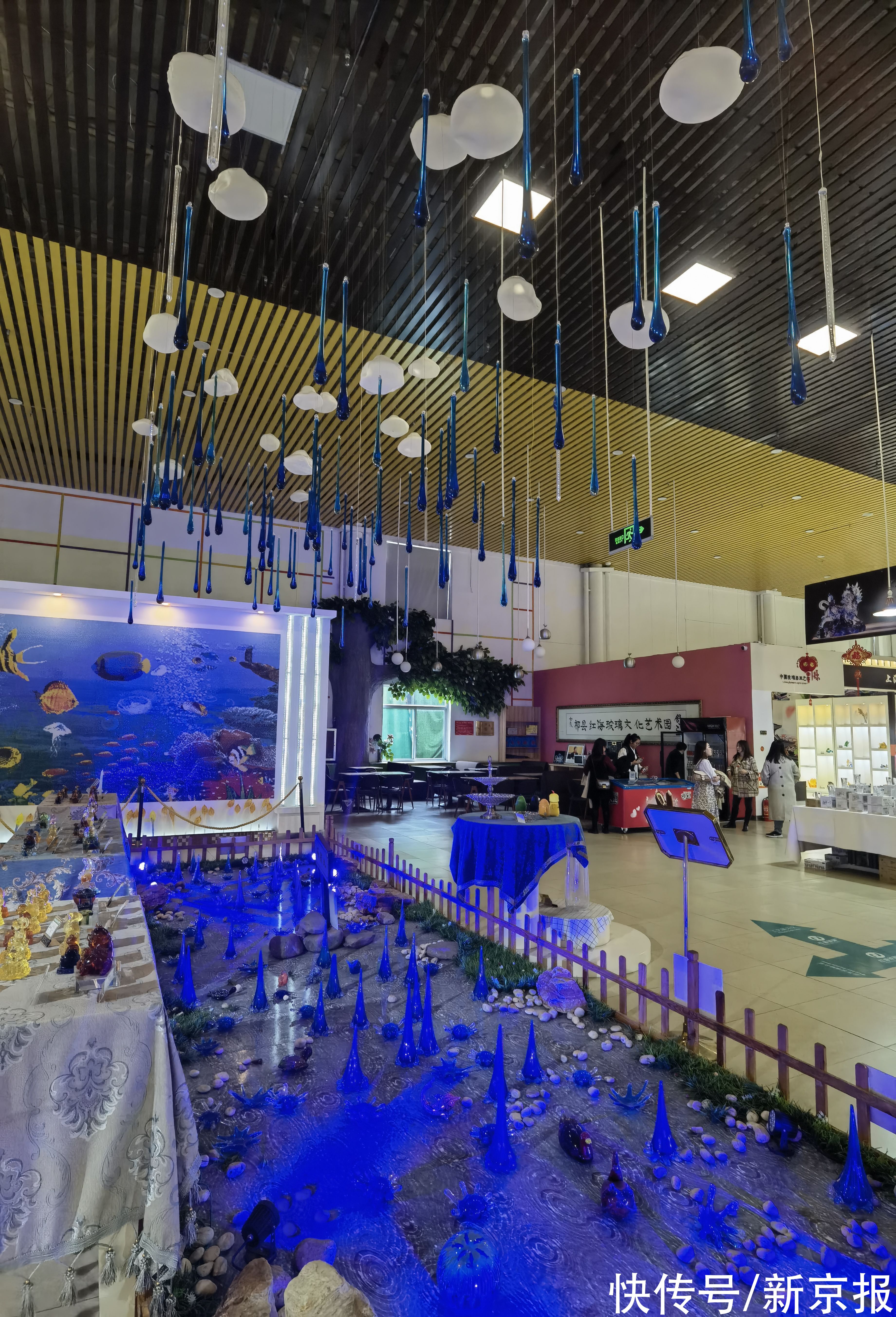 胡晓峰#左手产业，右手艺术“中国玻璃器皿之都”三面突围探索新玩法