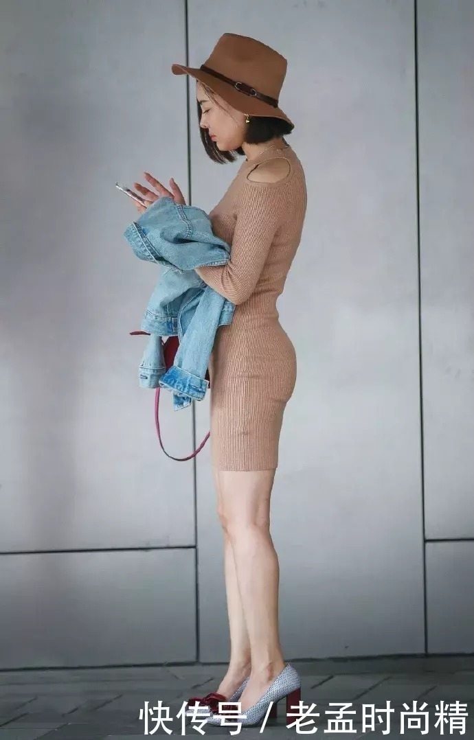 街拍|街拍 为了年轻几岁, 辣妈在鞋子上黏上蝴蝶结, 终于如愿以偿