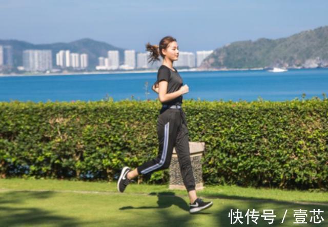 美女|海南美女海边晨跑照走红，身材“凹凸有型”，这样的身材谁不喜欢