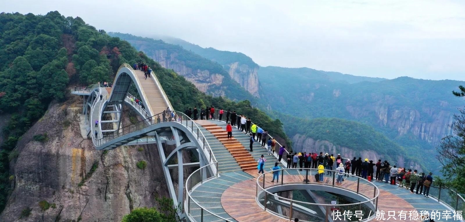 世界上最长人行悬索桥对外开放，吸引众多旅游者纷纷踏来，欣赏与大自然浑然一体美景