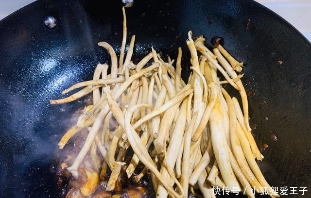 下饭|茶树菇除了炖汤,炒着吃更香,配上五花肉,咸香可口,下饭美味