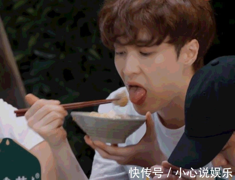 張藝興|張藝興化身“干飯人”,不顧碳水大口吃面,續面條的筷子細節亮了