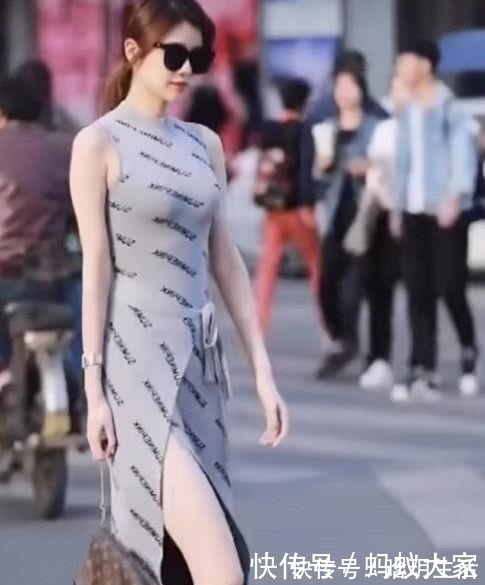 小姐姐 小姐姐真美!灰色裙子遍布字母,看到开叉设计时我魂都丢了!