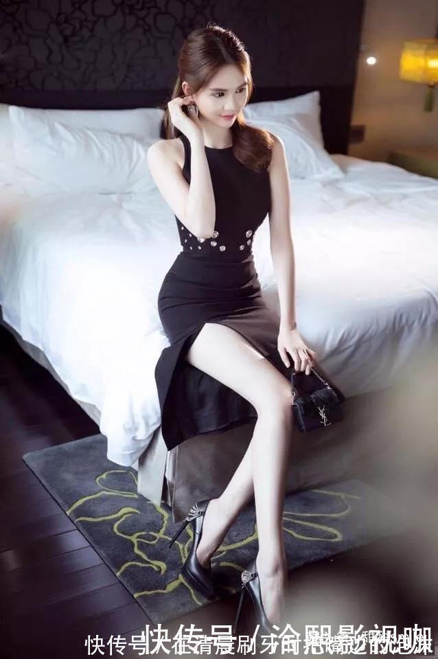 拼色|美女脚上搭配一双拼色的高跟鞋,穿起来非常的时尚又舒适