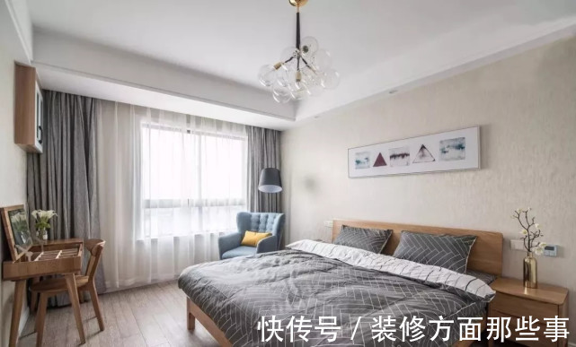 落地窗|127平现代风阳台隔出小书房,临着大大的落地窗,轻松又惬意