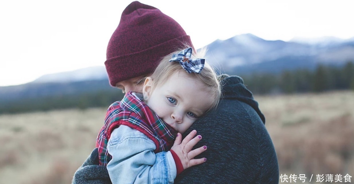 新生儿的皮肤特别娇嫩,父母帮孩子洗澡时,要保护好新生儿的皮肤