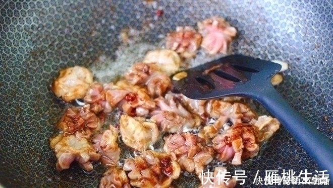部位|鸡身上最脏的部位,里面含大量重金属,白给都不要,炒菜要扔掉