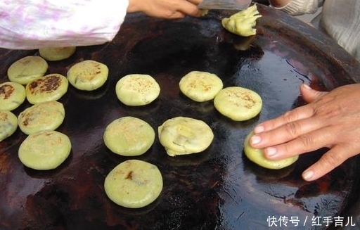 农民|田埂上一矮小野草，农民用来做糍粑，是传统美食，营养价值高