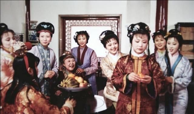 “可怜绣户侯门女,独卧青灯古佛旁”,说的不仅是惜春,还有她