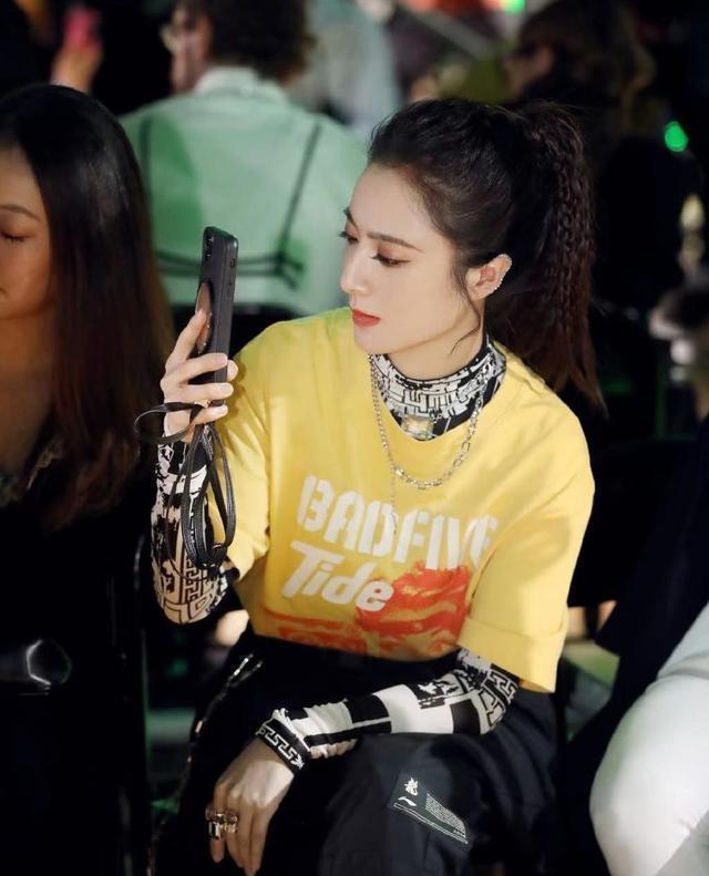 薇娅果然很会穿，黄色T恤搭配高腰裤青春活力，时尚气息扑面而来