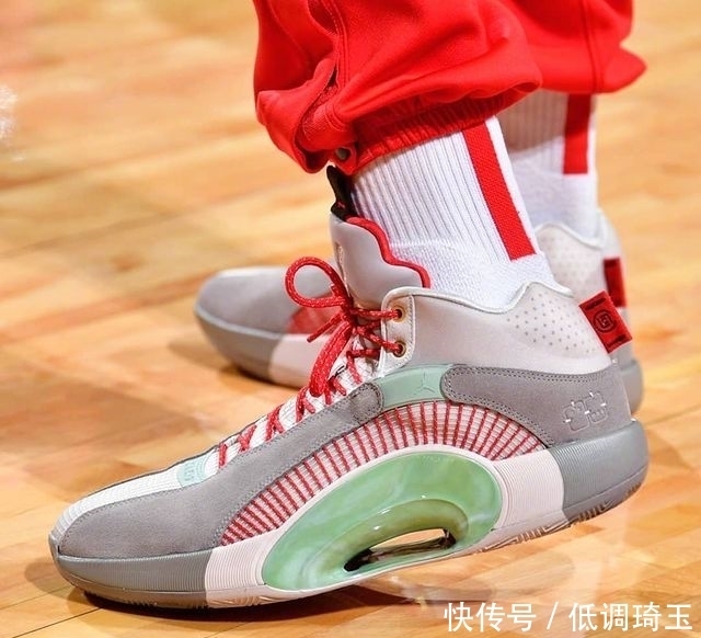 顶级排面!鞋王塔克上脚两双冠希兵马俑!下月登场