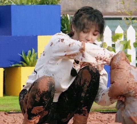 奔跑吧|毕雯珺玩游戏让着宋雨琦,黄旭熙直呼喜欢他,三个人都可可爱爱!