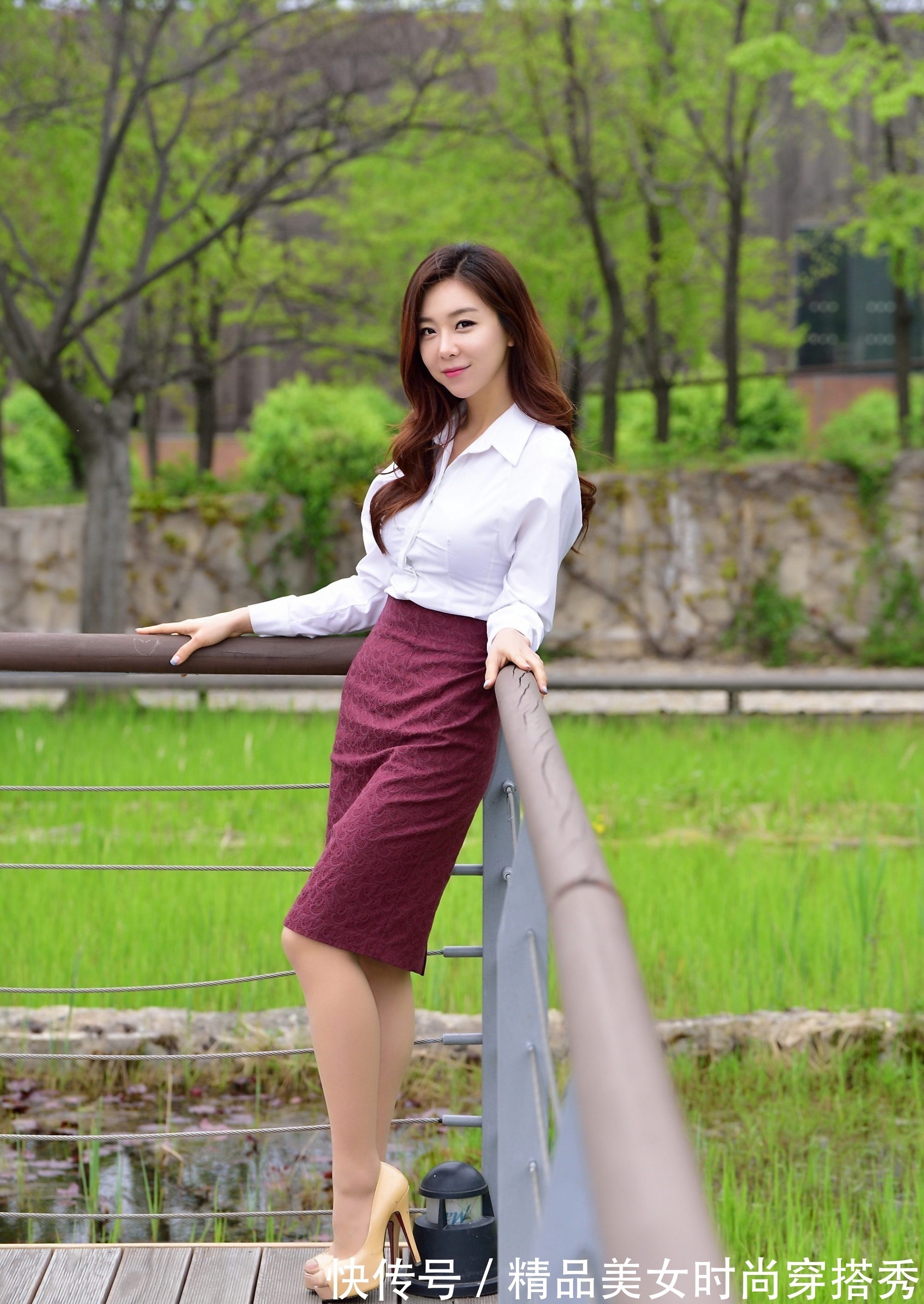枣红色 白色衬衫搭配高腰的枣红色半身裙,时尚吸睛,走起路来优雅从容